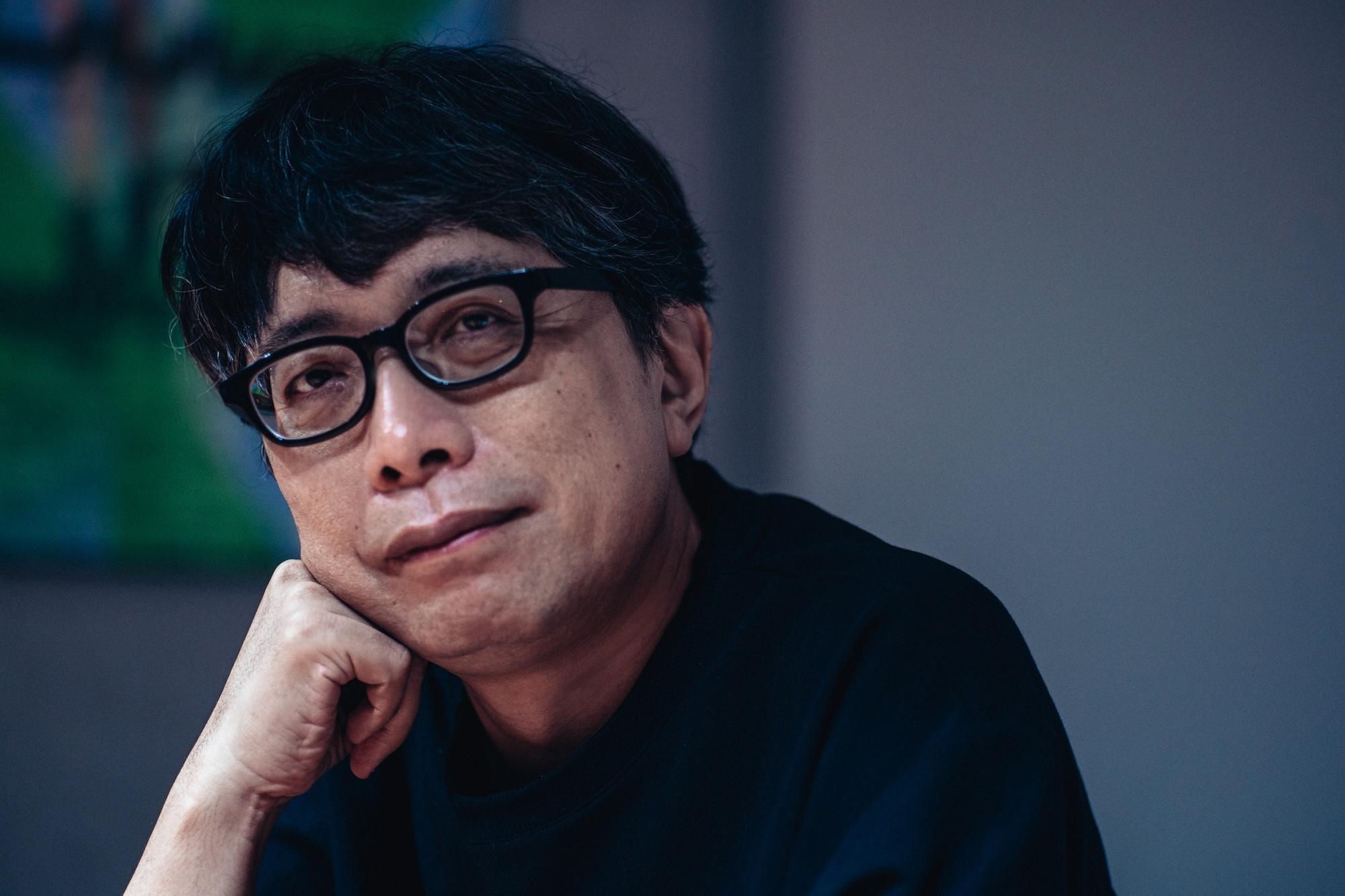鶴巻和哉監督の肖像写真。日本の基幹産業として成長したアニメーション業界で活躍。