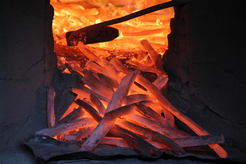 黒炭 16kg 【ウバメガシ・カシ　使用】【国産材】BBQに最適！置き炭にも！ csl1013815p_001.jpg