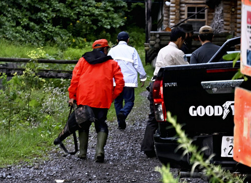 羅臼岳での登山客遭難を受け、早朝から捜索に出発するハンターや関係者たち