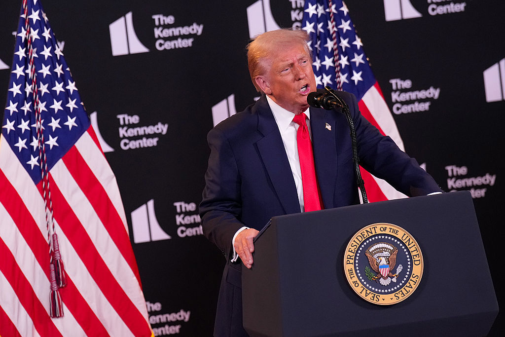 ドナルド・トランプ前大統領が演説する様子。米国の世論調査で支持率の変動が報じられている。