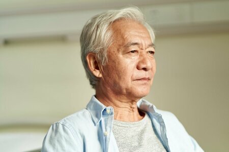 長寿社会における老後の資産形成を考える高齢者の手元イメージ