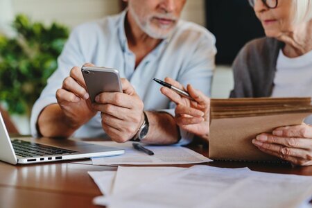 高齢夫婦のイメージ。日本のシニア世帯の貯蓄状況と老後資金の課題を示すイラスト