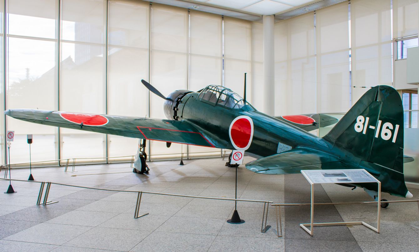 遊就館に展示される零式艦上戦闘機五二型（A6M5）：日本の戦争史を語る象徴