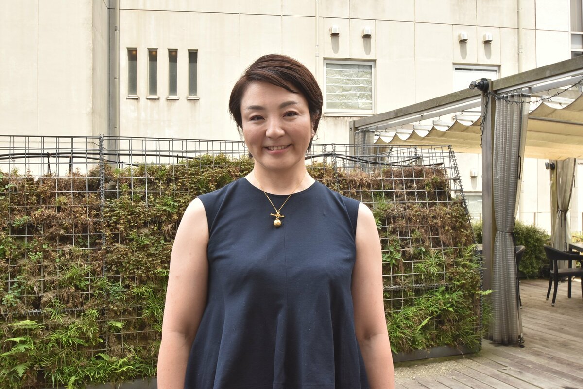 有罪判決確定後、都内のレストランで取材に応じる河井案里氏。紺色のツーピース姿で、体重が増加したと語る。