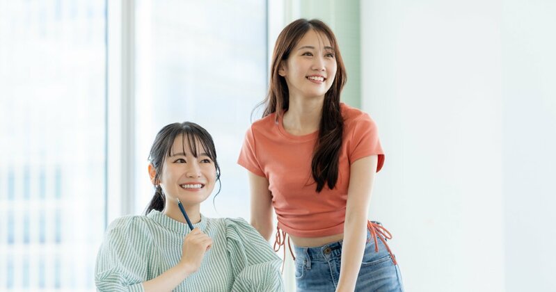 京都産業大学での活気あるキャンパスライフをイメージさせる学生の姿