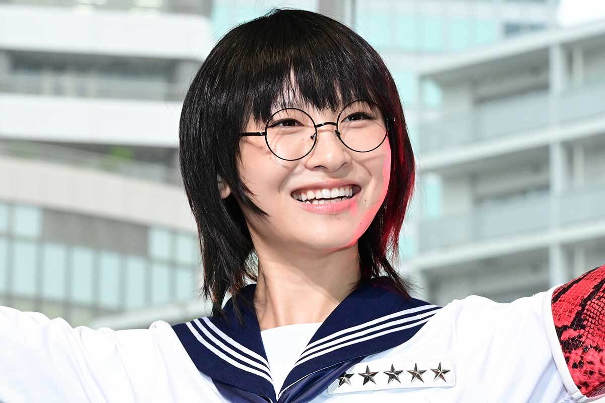 DayDay.出演時、新しい学校のリーダーズ・SUZUKAとの「たたいてかぶってジャンケンポン」対決でヘルメットをかぶるビリー・アイリッシュ