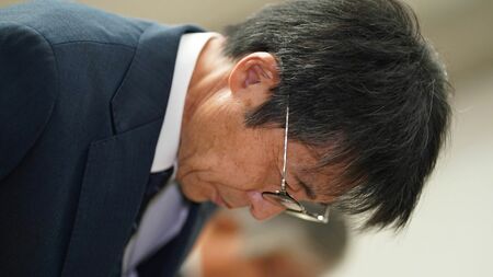 広陵高校の堀正和校長が甲子園出場辞退と謝罪を表明する記者会見の様子