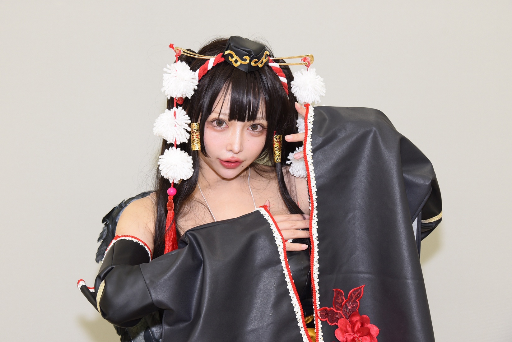 抜群のスタイルで見せる「デッド オア アライブ」女天狗コスプレ