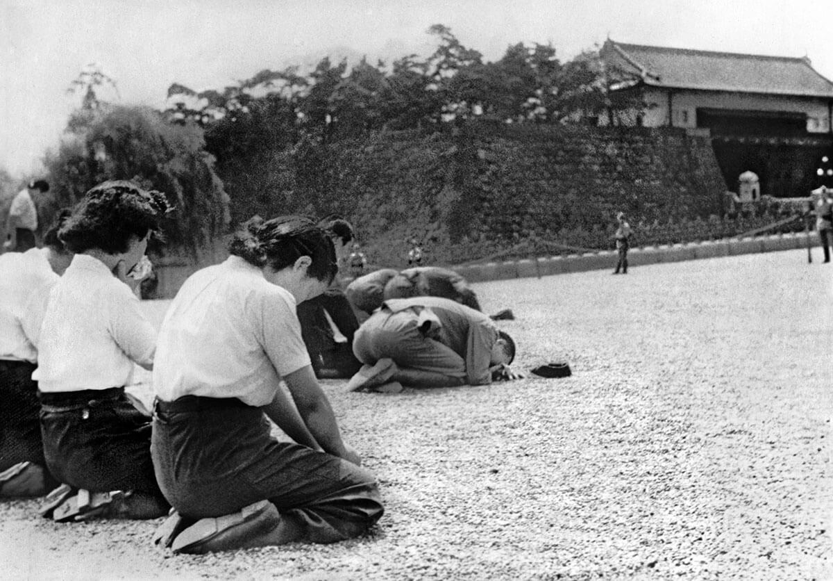 1945年8月15日、玉音放送を聴くため皇居前広場に集まった大勢の人々。日本の終戦を告げる歴史的な瞬間が刻まれた場所。
