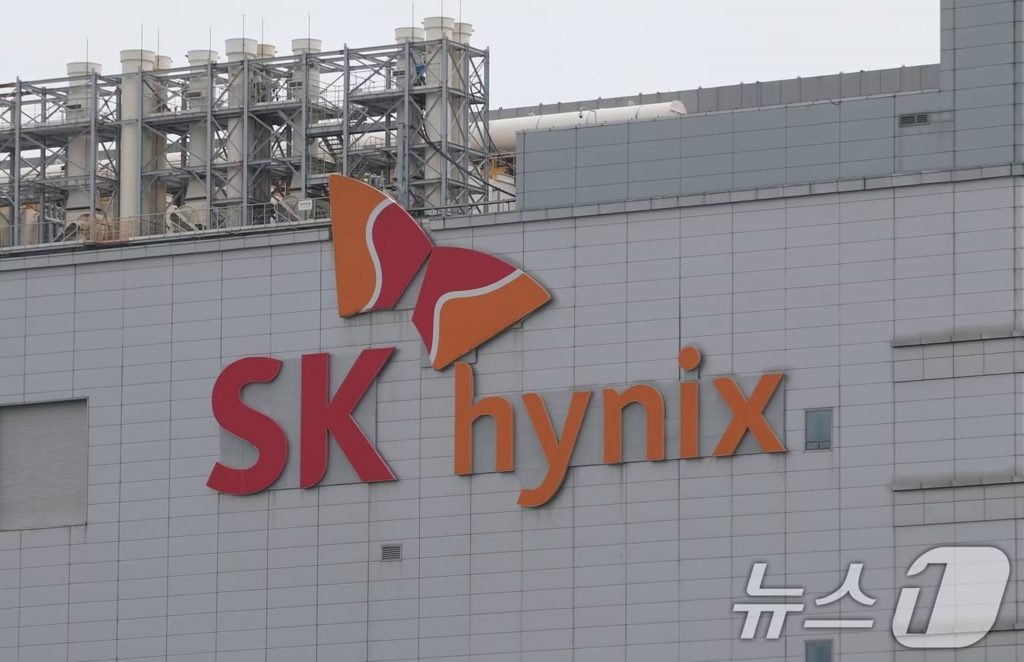 SKハイニックスのロゴと社屋イメージ。高額な給与明細が話題となった韓国大手半導体メーカーのロゴ