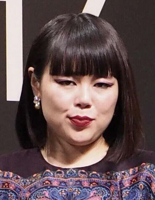 藤原しおりの最新の姿。笑顔でピースサインをする彼女は、以前と異なりヘアスタイルやメイクが激変し、見る人を驚かせている。