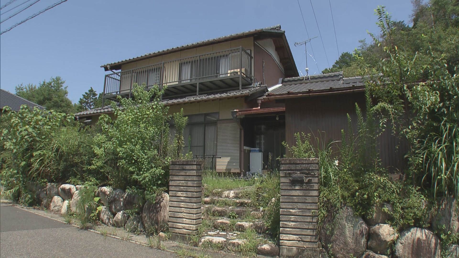 死体遺棄容疑で逮捕された立花容疑者と神原容疑者の自宅周辺の様子。