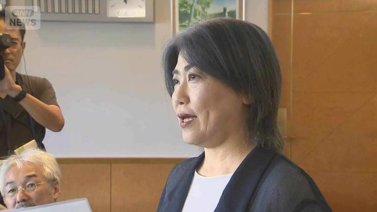 伊東市長が市議会に東洋大学への謝罪と名誉回復を求める抗議文を手渡す様子