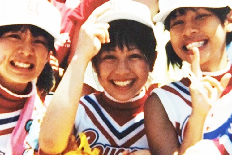 芸能生活20周年を迎えた鈴木あきえさん。チアリーダー時代の経験が現在のポジティブな姿勢に繋がる様子