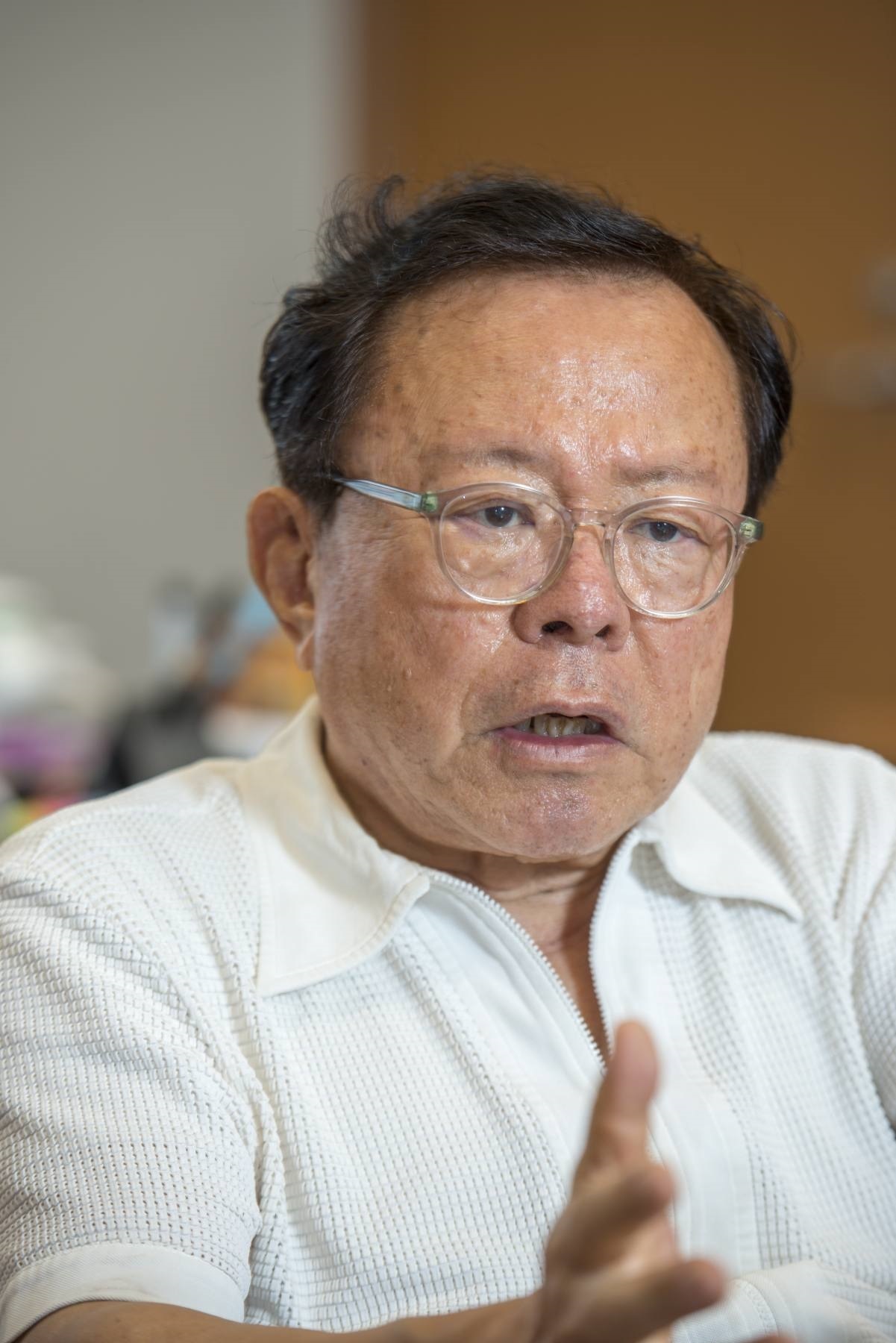 作家・政治家として知られる猪瀬直樹氏の肖像。日米戦争の深層を分析する彼の視点を示す。