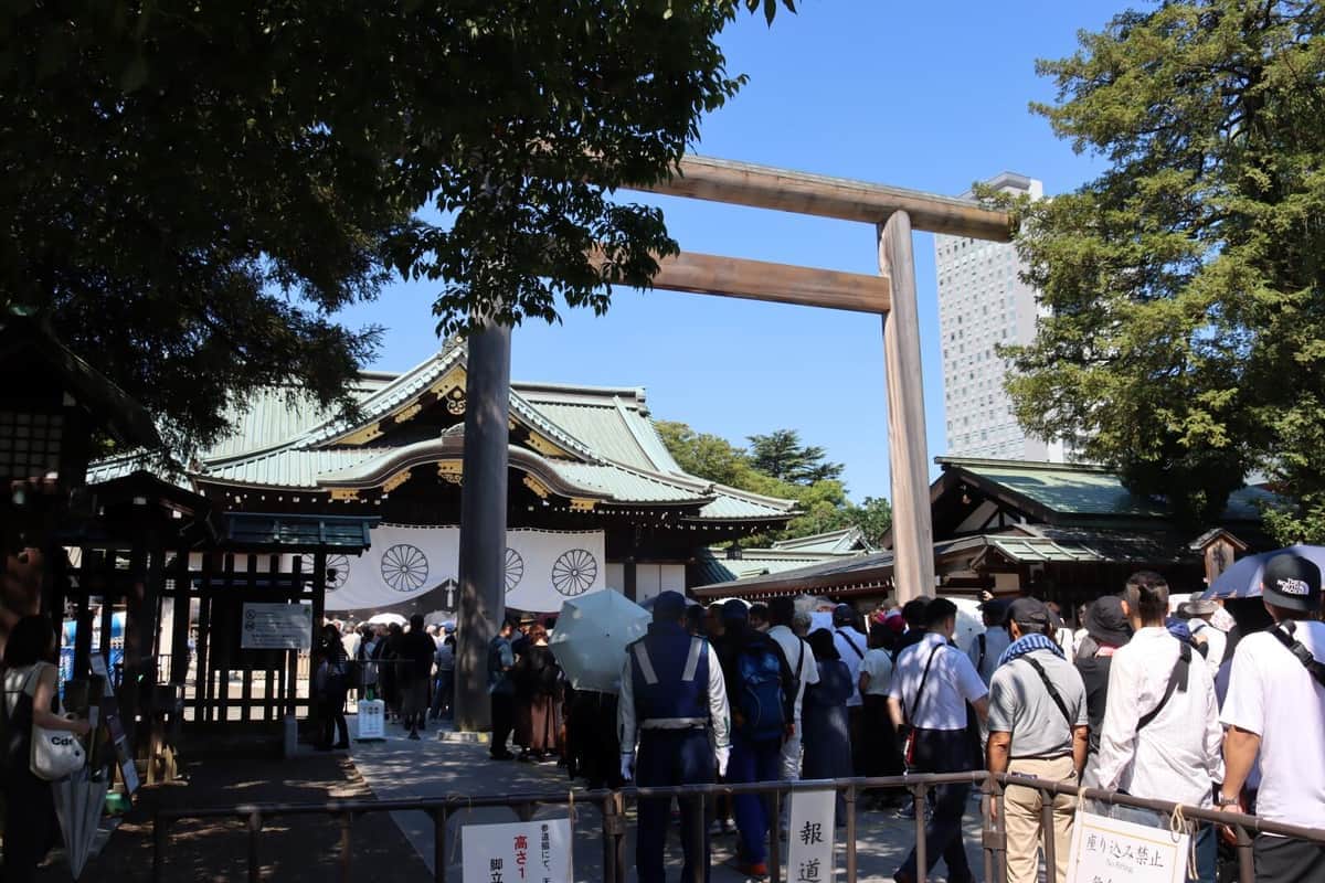 終戦記念日に靖国神社を参拝する大勢の人々