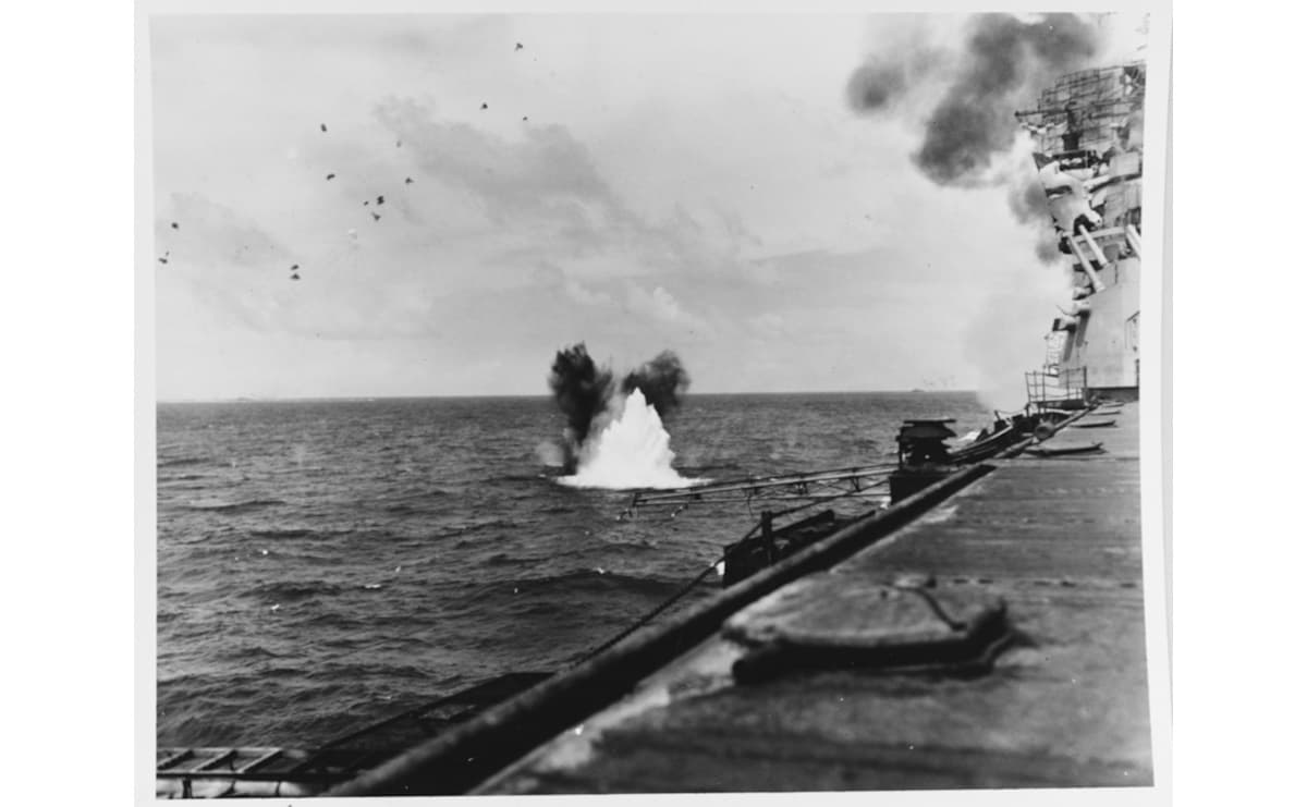 マリアナ沖海戦で米空母バンカーヒルの近くに着弾した日本軍の爆弾、1944年6月19日。これは日本海軍の航空攻撃の一場面を示している。