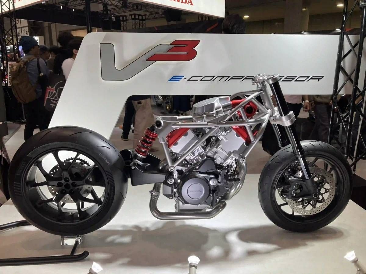 モーターサイクルショーで展示されたホンダV3電動ターボのモックアップエンジン。現在の車体はテスト用のダミー。