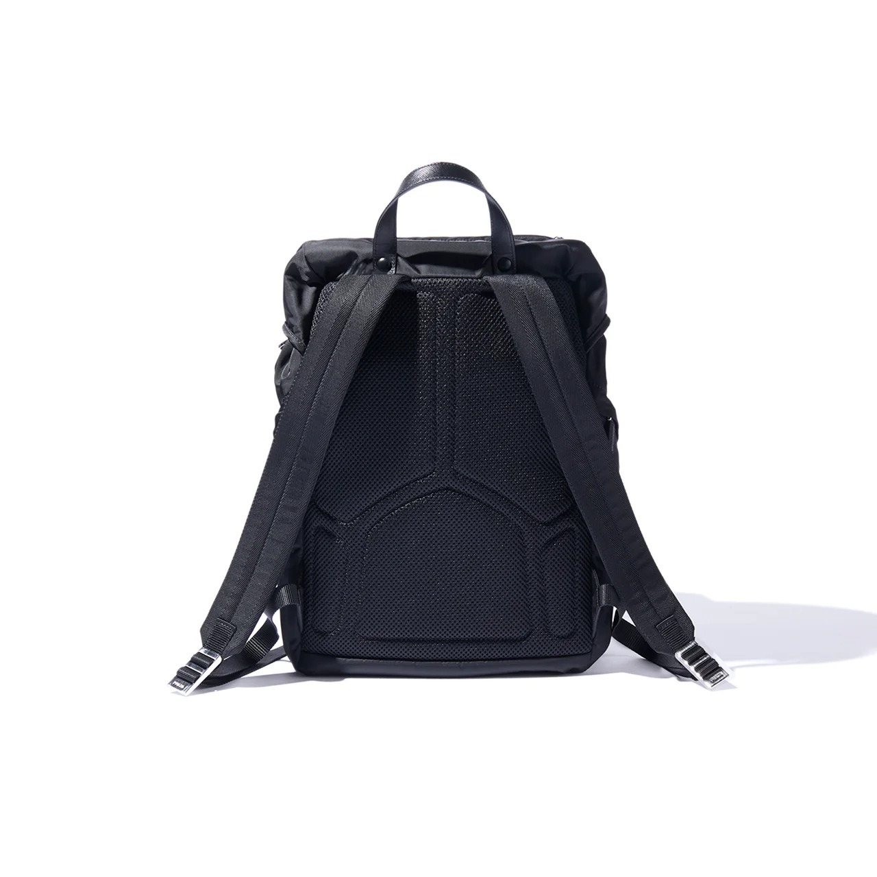 プラダ定番黒リュック美品 プラダ】大人が選ぶべき黒リュックBEST30｜Re-Nylonでモダンに