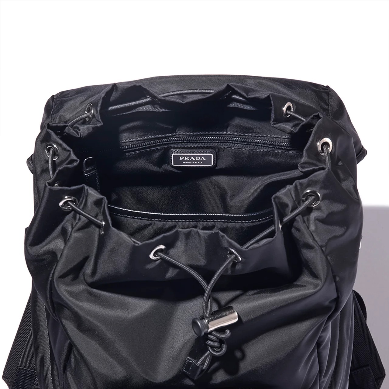 プラダ定番黒リュック美品 プラダ】大人が選ぶべき黒リュックBEST30｜Re-Nylonでモダンに