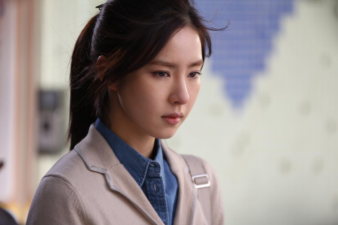 韓国ドラマ『男が愛する時』で、愛と恩義の間で揺れ動く女性ソ・ミドを演じるシン・セギョンの姿。彼女の葛藤が物語の緊張感を高める。