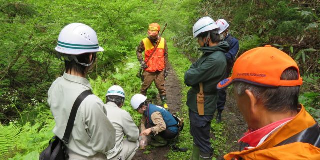 秋田県でクマ対策の専門職員として人身事故現場を検証する近藤麻実さん