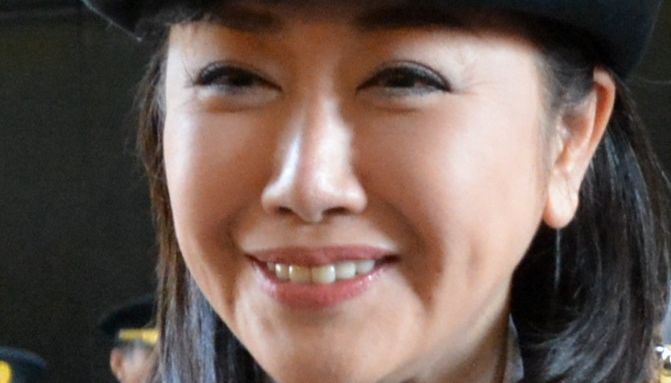 伍代夏子さんが愛犬との旅に使う待望のキャンピングカー「レクヴィ ソラン」納車時の笑顔