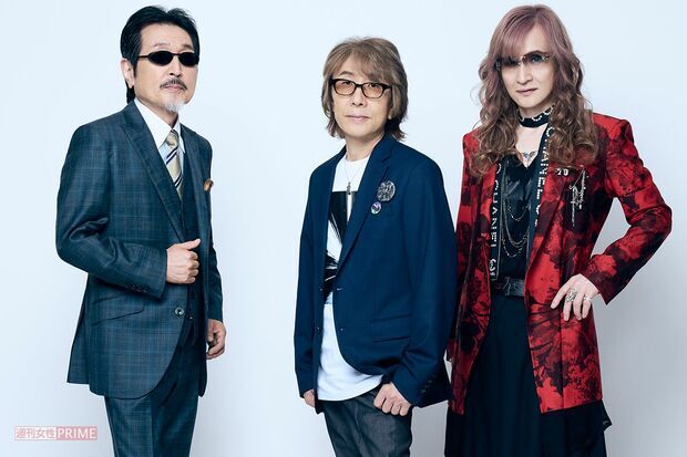 THE ALFEEのメンバー、高見沢俊彦、坂崎幸之助、桜井賢がインタビューに応じる様子。デビュー51周年を迎え、紅白での反響や新曲について語る彼らの姿。