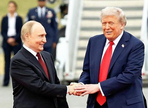 米アラスカ州アンカレジでの米露首脳会談で握手するトランプ大統領とプーチン大統領