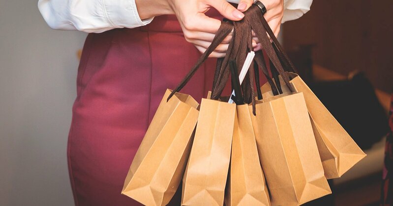 職場での「見えない評価」と出世戦略を考えるビジネスイメージ