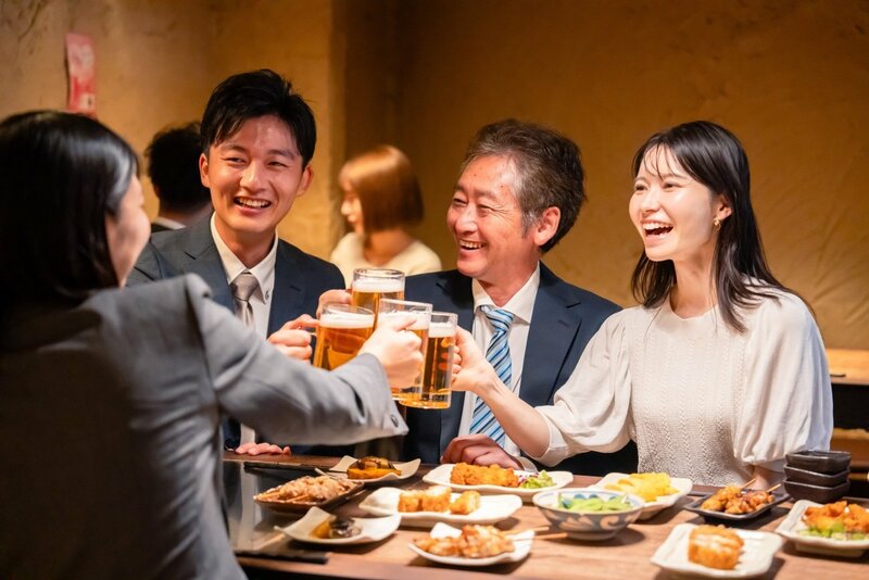職場での上司と部下の対話風景。飲み会など業務外の場における円滑なコミュニケーションのヒントを探る。