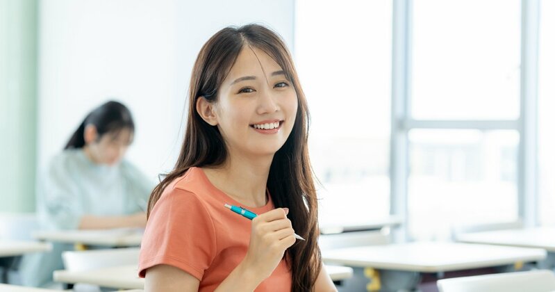 日本の大学に通う学生のイメージ。キャンパスライフや学生の個性を象徴する視覚的要素。