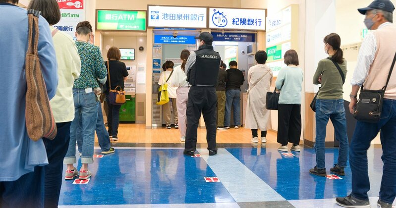実質賃金がボーナス支給月にもかかわらず下落し、家計が圧迫されている状況を示す図
