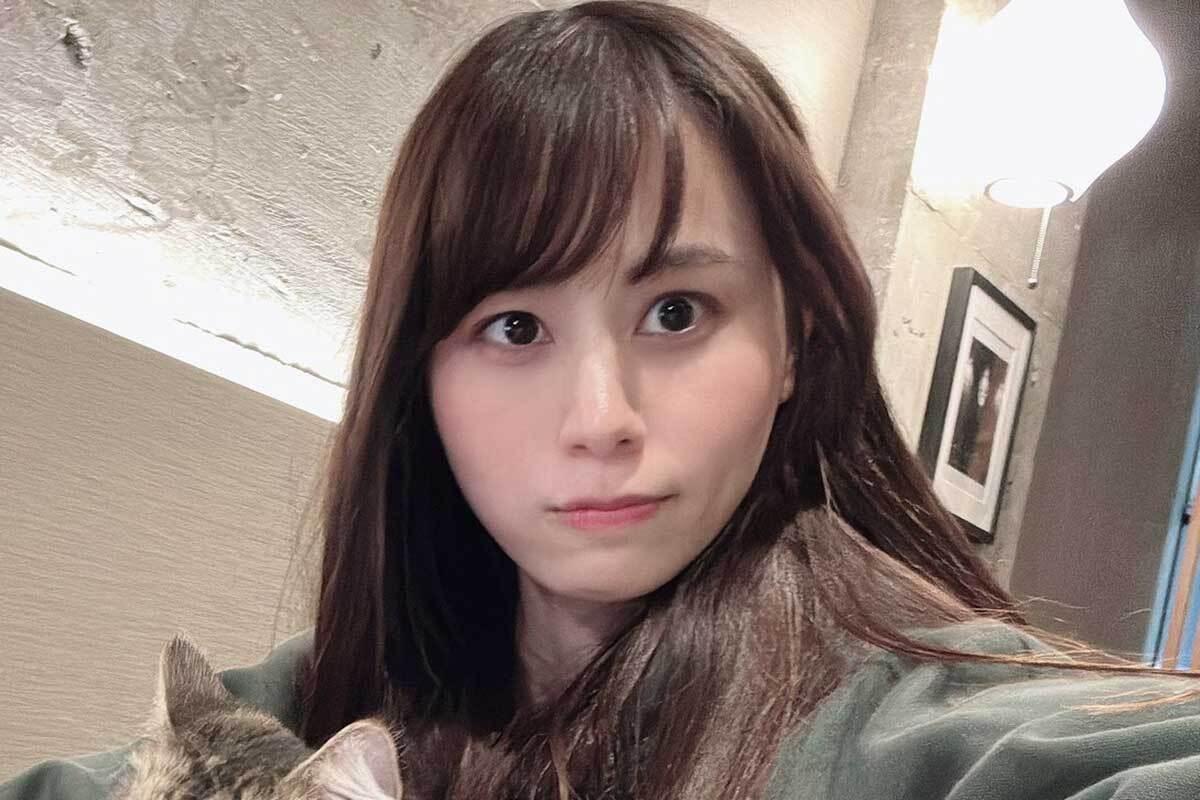 人気YouTuberあま猫が愛車に乗り、購入したホンダNSX-NA1について語る姿