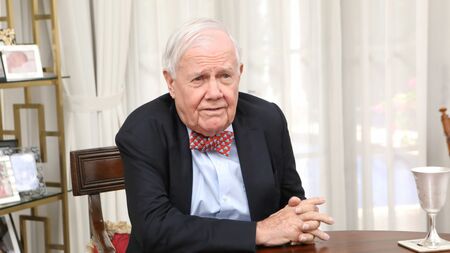 世界的な投資家ジム・ロジャーズ氏が「オルカン」の割高リスクを指摘し、インデックス投資への見解を語る