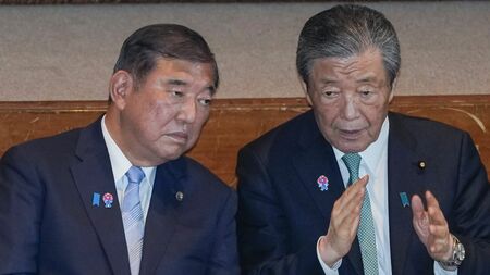 活況を呈する株取引所の様子。今週の株価高騰は、米中貿易摩擦の緩和や日米貿易交渉の進展が背景にあることを示唆しています。