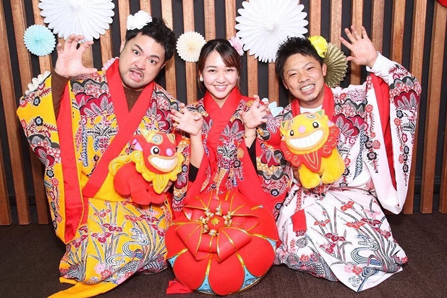 新婚さんいらっしゃい！に出演する沖縄ミスコン三冠女王夫妻のスタジオ写真
