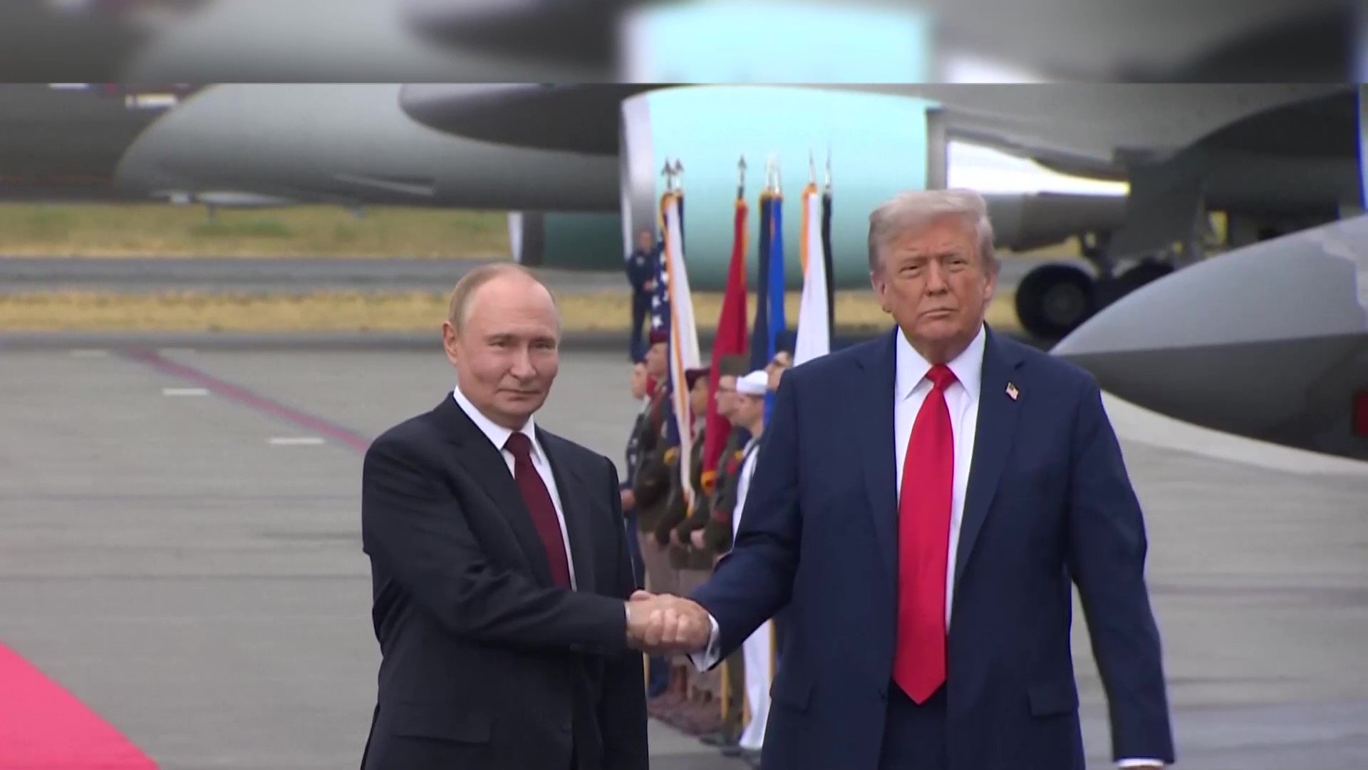 トランプ前大統領とプーチン大統領による米露首脳会談の様子