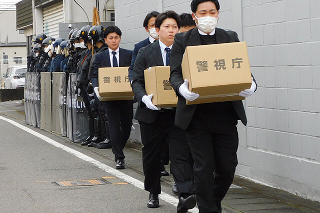 暴力団事務所を家宅捜索する捜査員。トクリュウとの連携捜査を強化する警察の取り組み