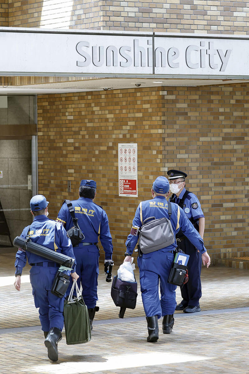 アディーレ法律事務所のオフィスに捜査員が入る様子。サンシャイン60内の現場検証