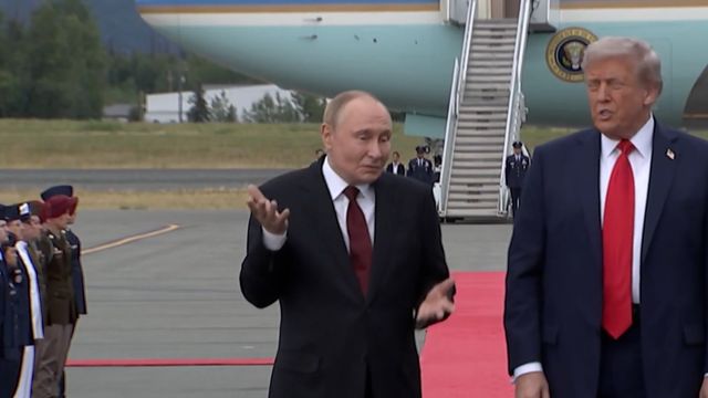 トランプ大統領の専用車に乗り込み会談会場へ向かうプーチン大統領