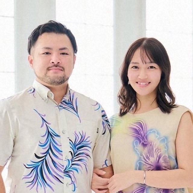 新婚さんいらっしゃい！に出演する沖縄ミスコン三冠の妻とミーハーな夫の夫婦写真。