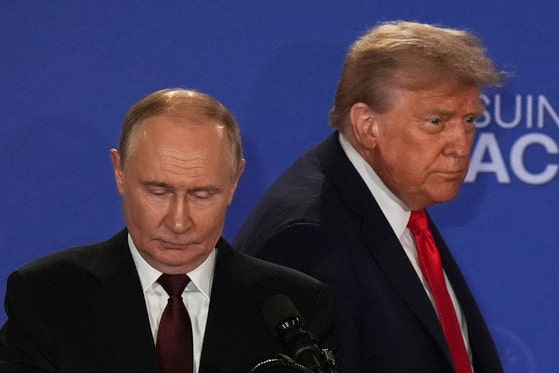 アラスカでの米ロ首脳会談後、共同記者会見に向かうトランプ大統領とプーチン大統領