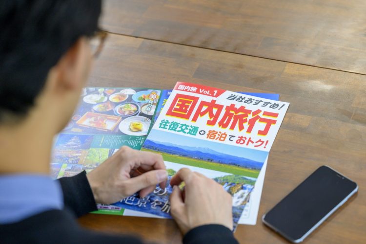 日本の観光地で増加する外国人観光客のイメージ。日本人の旅行意欲低下の背景にある「観光公害」の現状を暗示する風景。