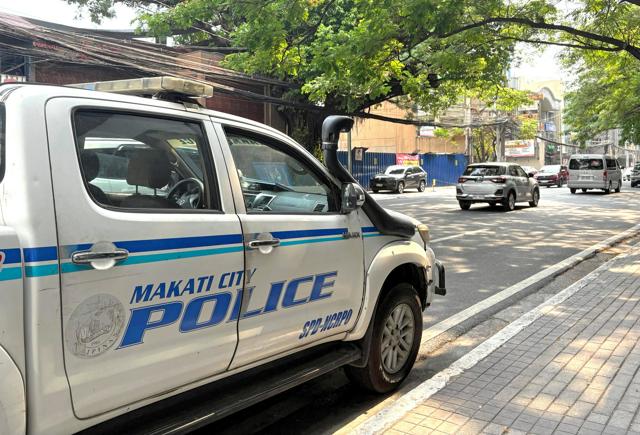 2025年5月に銃強盗が発生したマニラ首都圏マカティ市内の和食店付近の道路。フィリピン警察の車両が巡回し、現地の治安状況が緊迫している様子を示す。