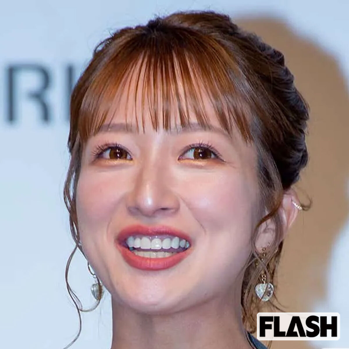 産後間もない退院時にフルメイクで笑顔を見せる辻希美のインスタグラム投稿