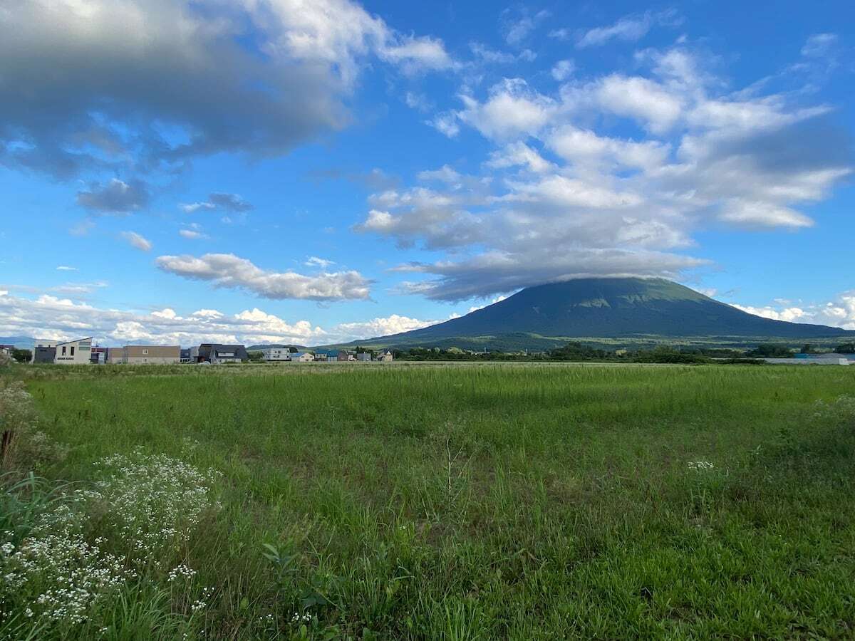 北海道倶知安町に計画された外国人労働者向け集合住宅の建設予定地。遠景にはニセコ地域の象徴である羊蹄山が見える。
