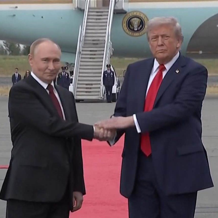米ロ首脳会談後の会見で発言するトランプ前大統領。ウクライナ紛争の解決に向け「和平合意」を目指す考えを表明した。