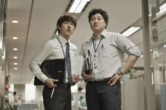 韓国ドラマ「ミセン－未生－」で奮闘する主人公チャン・グレ（イム・シワン）と彼のメンターであるオ・サンシク課長（イ・ソンミン）