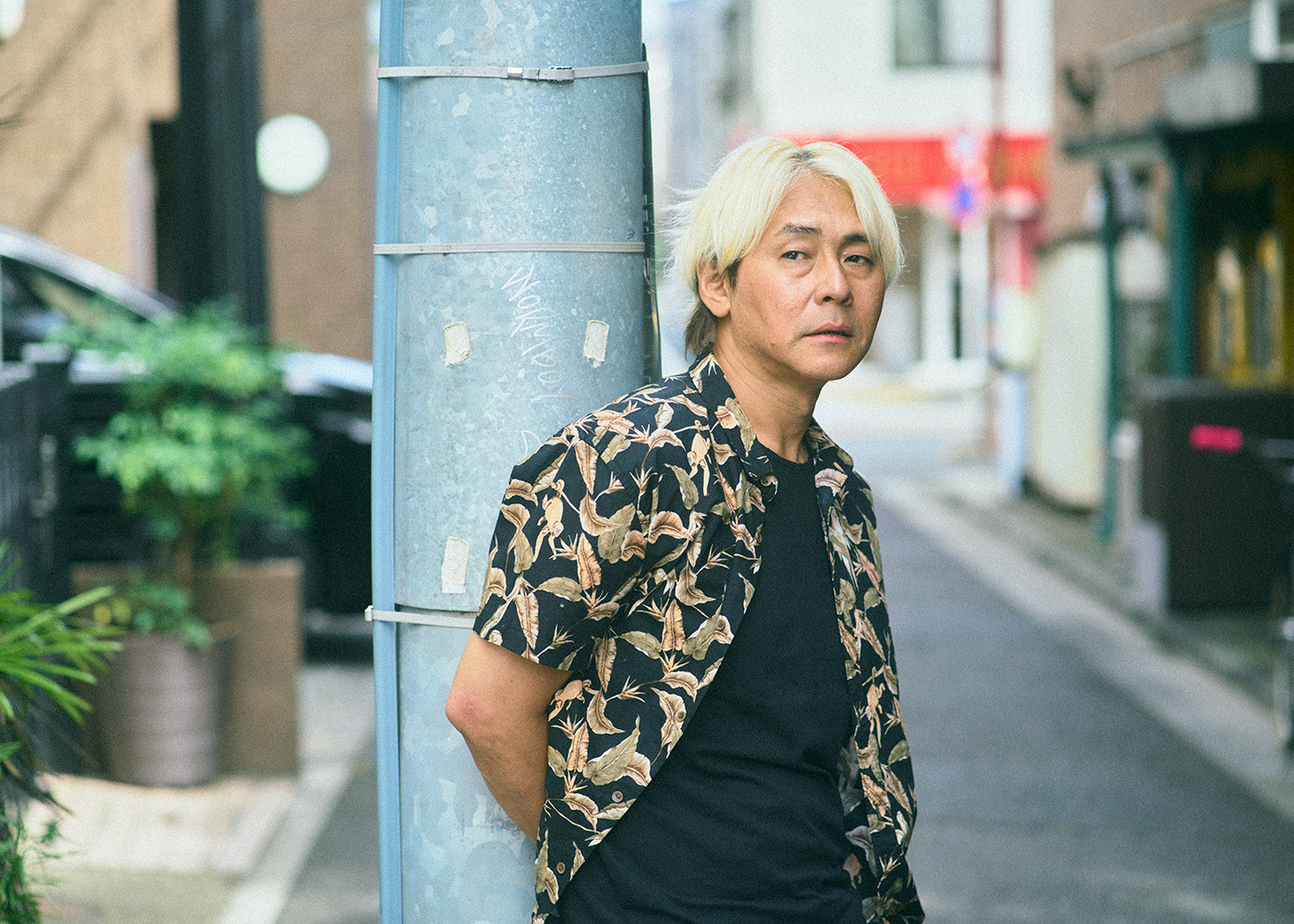 焚き火の前でくつろぐソロキャンパー芸人ヒロシ。キャンプ用品が災害時に役立つかについて語る。